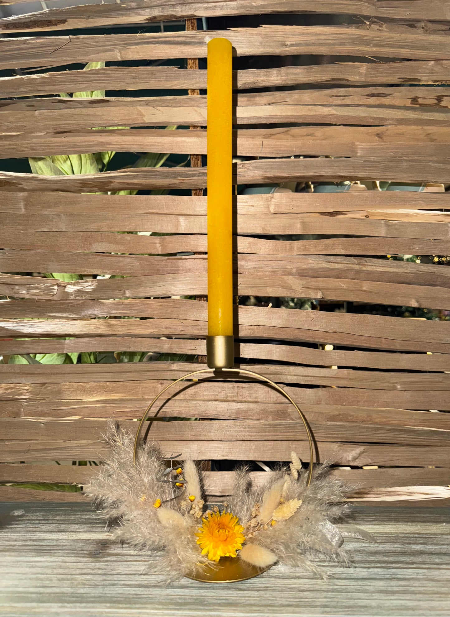 Goldener Kerzenständer mit Pampas, Lagurus und gelben Mohnblumen