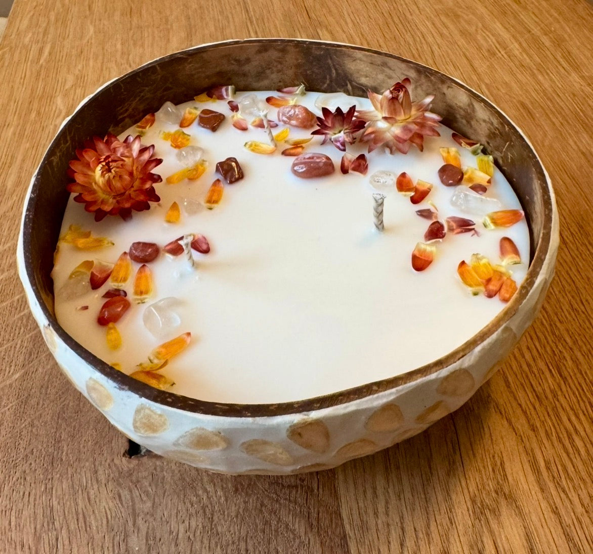 Kerze mit Strohblumen und kleinen Bergkristalle