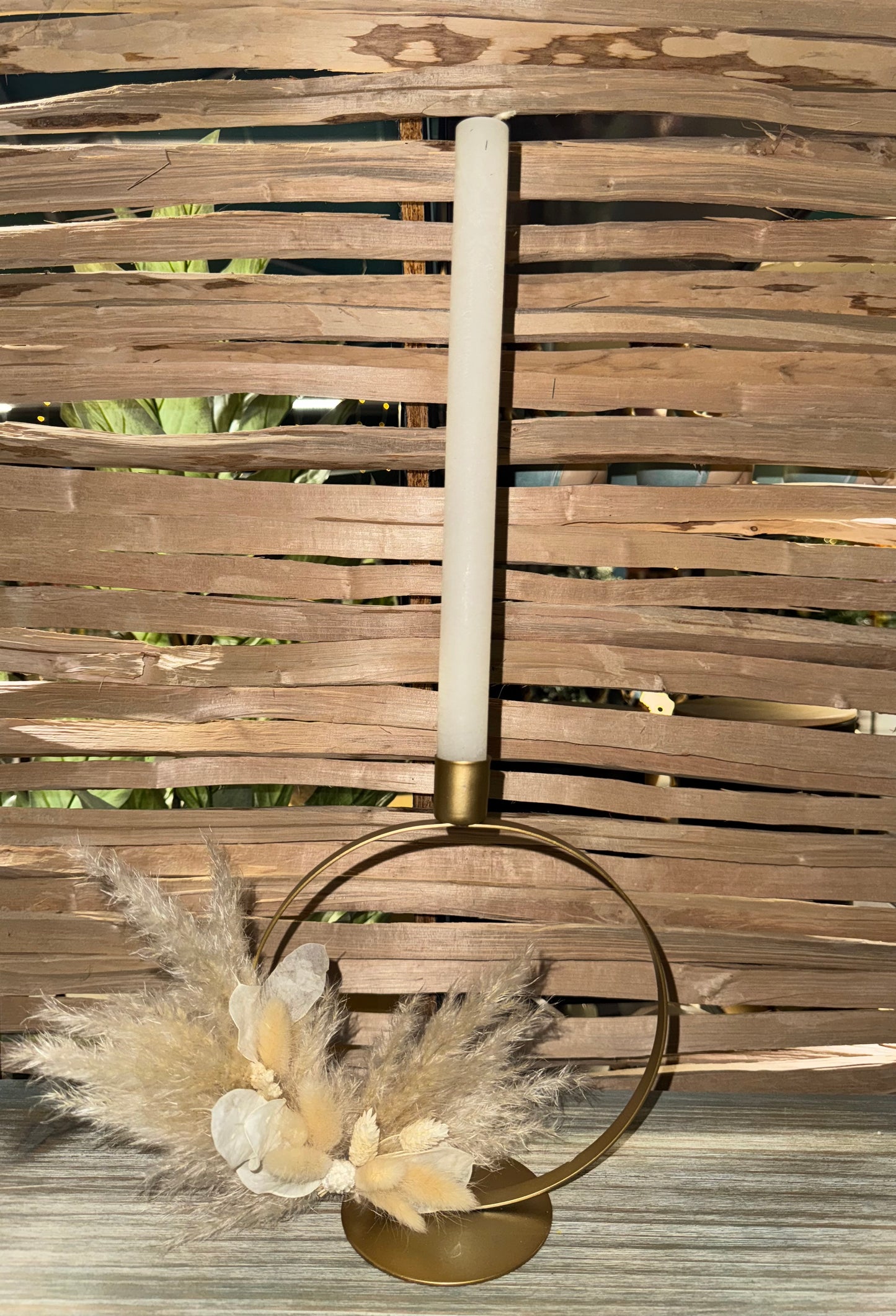 Goldener Kerzenständer in Creme mit Pampas, Lagurus und Lunaria