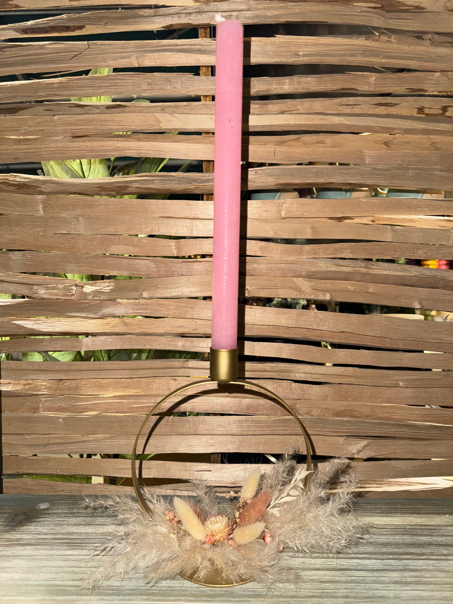 Goldener Kerzenständer in Rosé mit Pampas, Lagurus und Mohnblumen