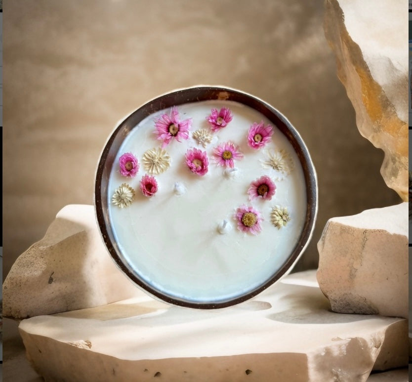 Kerze mit rosa Rodanthe & weisse Strohblumen