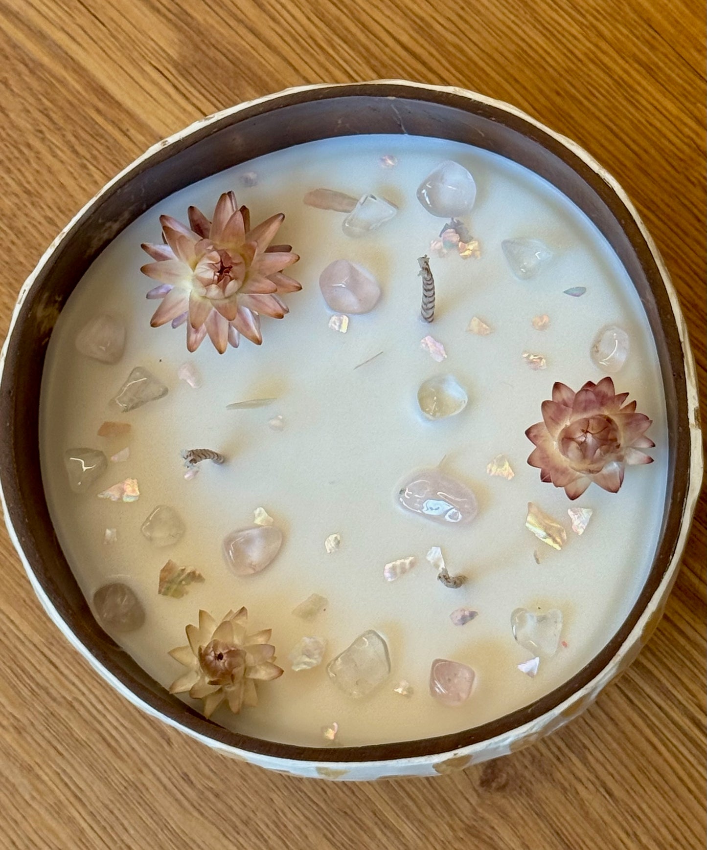 Kerze mit Rosenquarz, Bergkristall und Strohblume