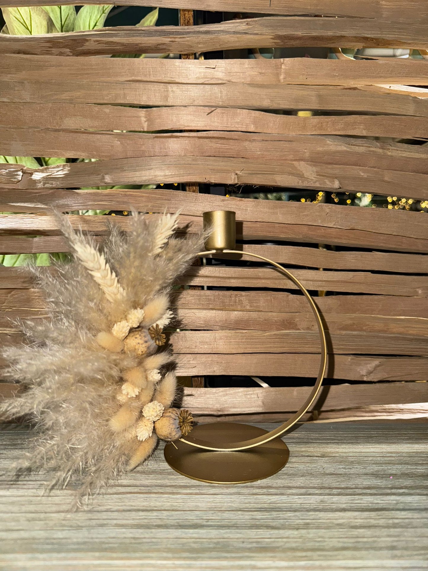 Goldener Kerzenständer mit Pampas, Lagurus, Phalaris und Mohnblumen