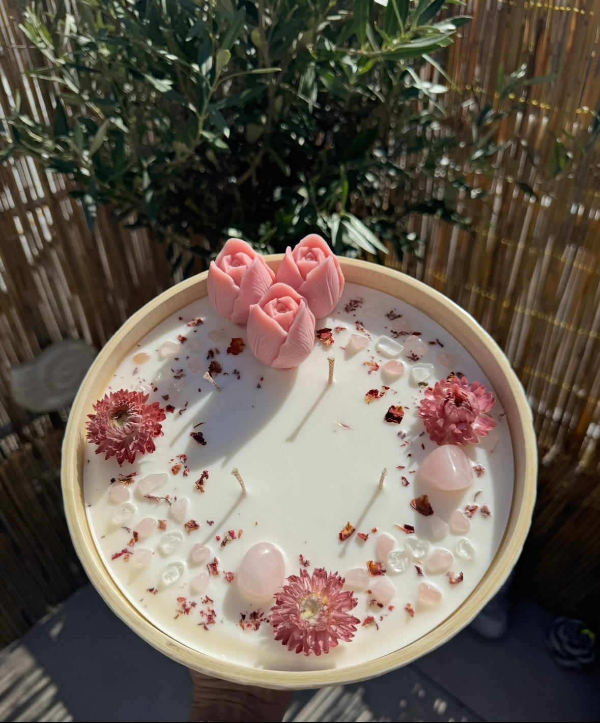 Bambus Mosaik Kerze mit Rosenquartz, Rosenbläter & Strohblumen