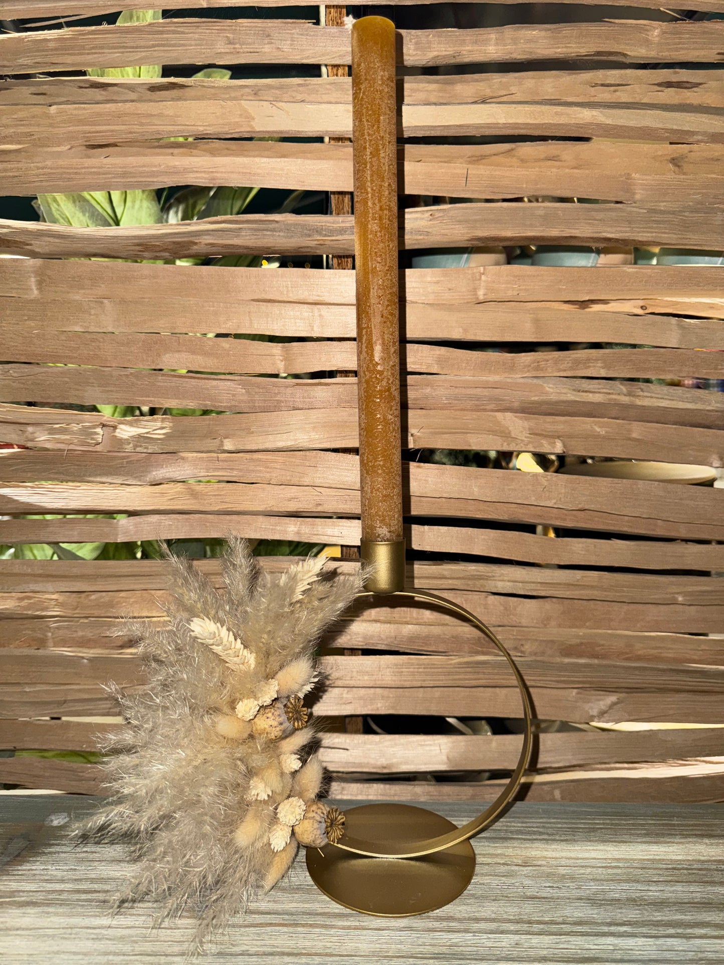 Goldener Kerzenständer mit Pampas, Lagurus, Phalaris und Mohnblumen