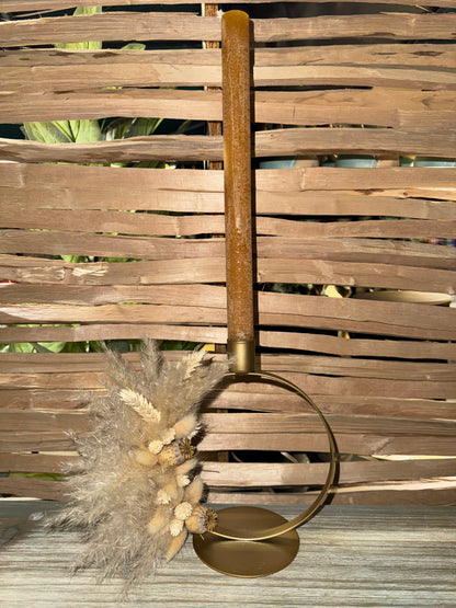 Goldener Kerzenständer mit Pampas, Lagurus, Phalaris und Mohnblumen
