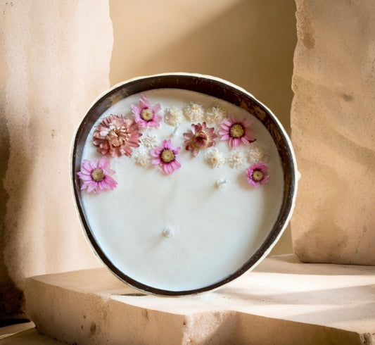 Kerze mit rosa Rodanthe, Strohblumen & weisse Bergblumen