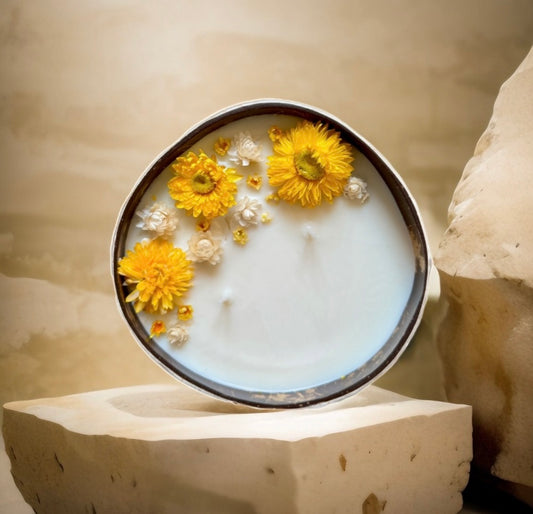 Kerze mit gelben & weissen Strohblumen