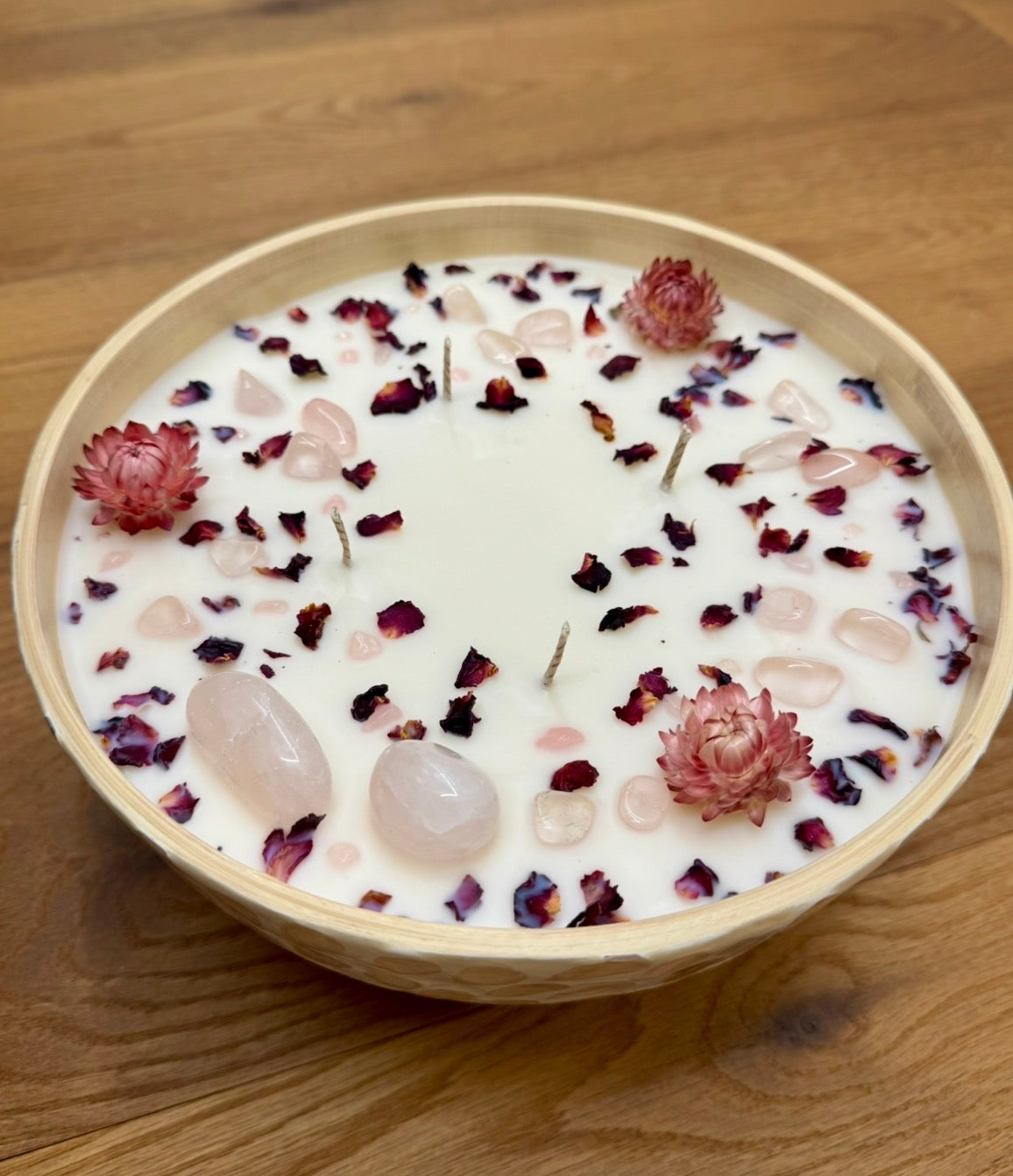 Bambus Mosaik Kerze mit Rosenquartz, Rosenbläter & Strohblumen