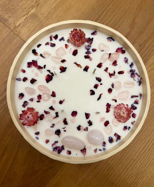 Bambus Mosaik Kerze mit Rosenquartz, Rosenbläter & Strohblumen