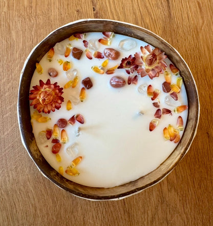 Kerze mit Strohblumen und kleinen Bergkristalle