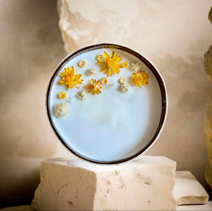 Kerze mit weissen & gelben Strohblumen