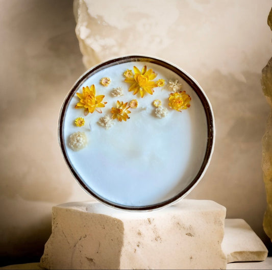 Kerze mit weissen & gelben Strohblumen