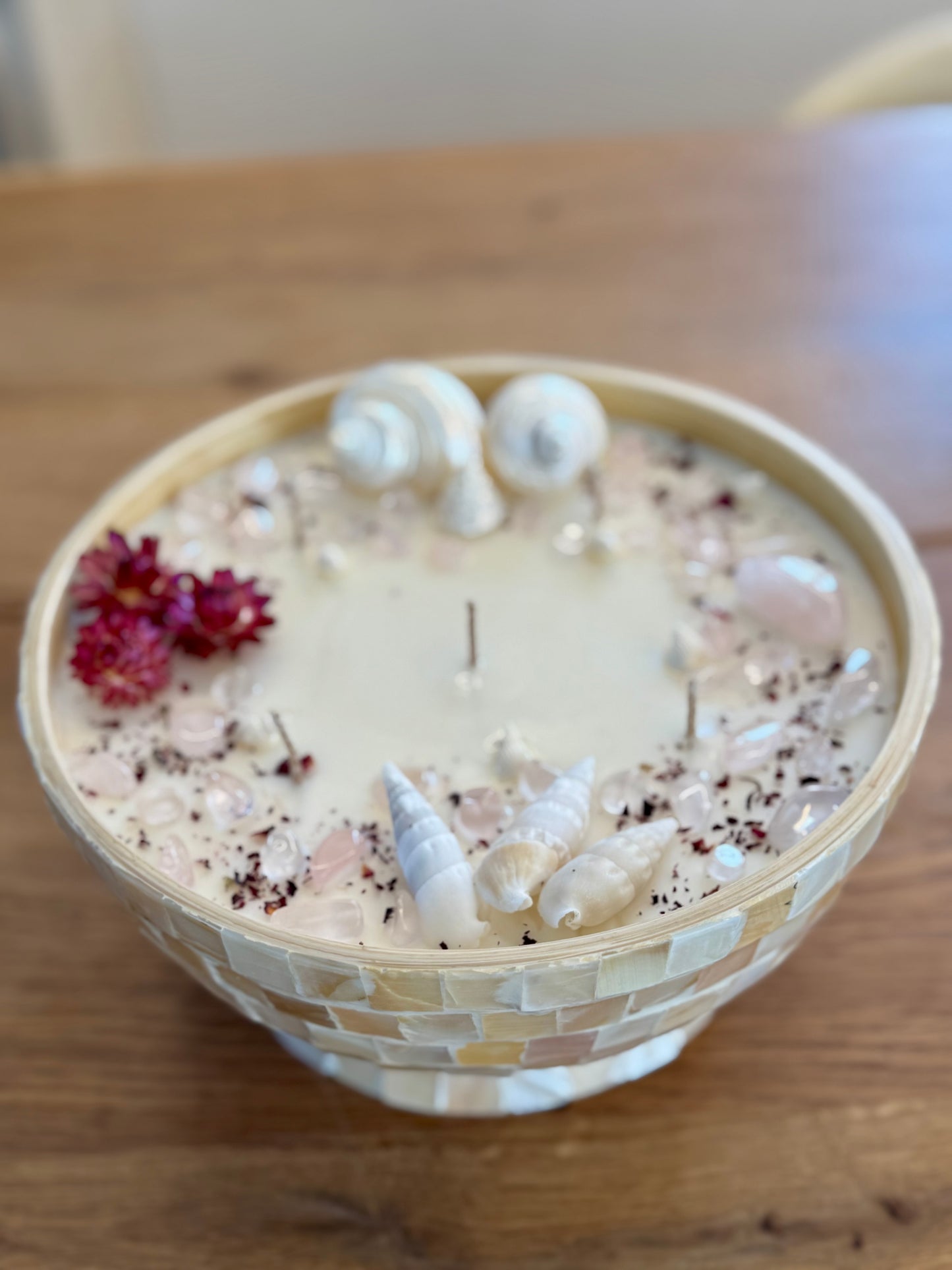 Bambus Mosaik Kerze mit Rosenquarz und Muscheln
